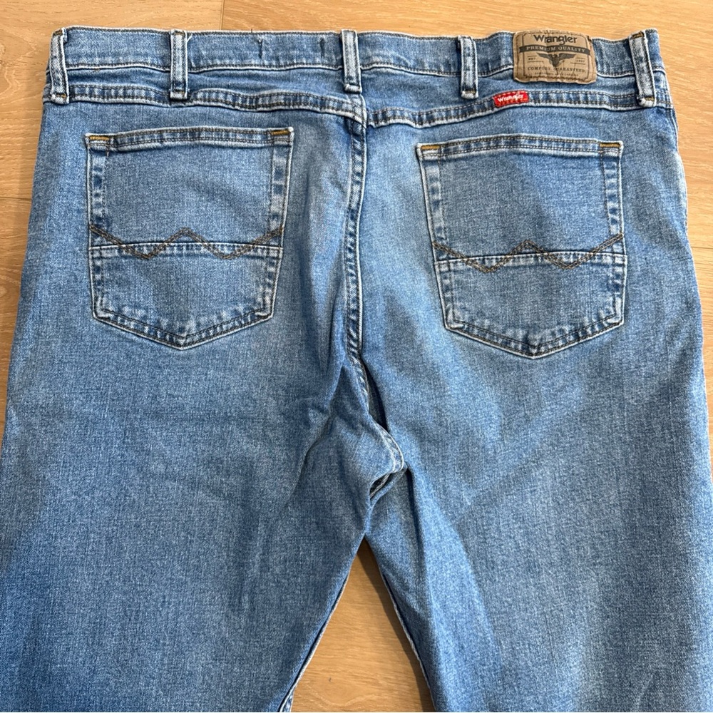 Wrangler Premium Quality Men's Jeans 38x32  Light-Medium Wash Blue Denim Comfort - Picture 10 of 15